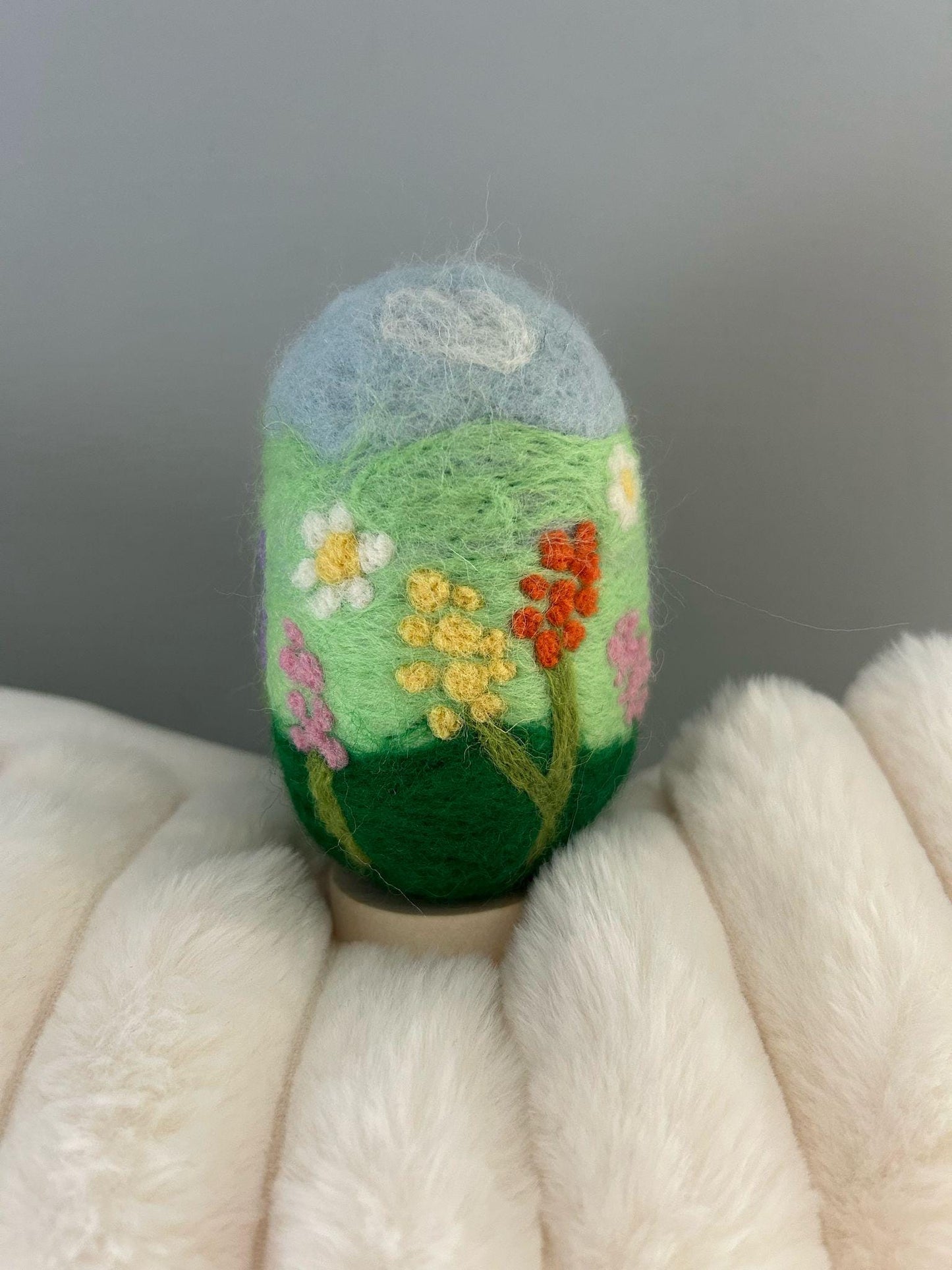 Needlefelt Flower Egg Gift: Handmade Wool Decoration