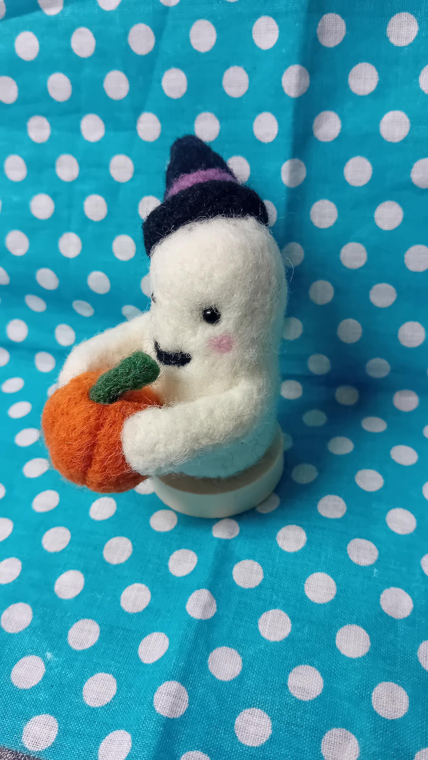 Needlefelt Ghost with Pumpkin: Halloween Decor