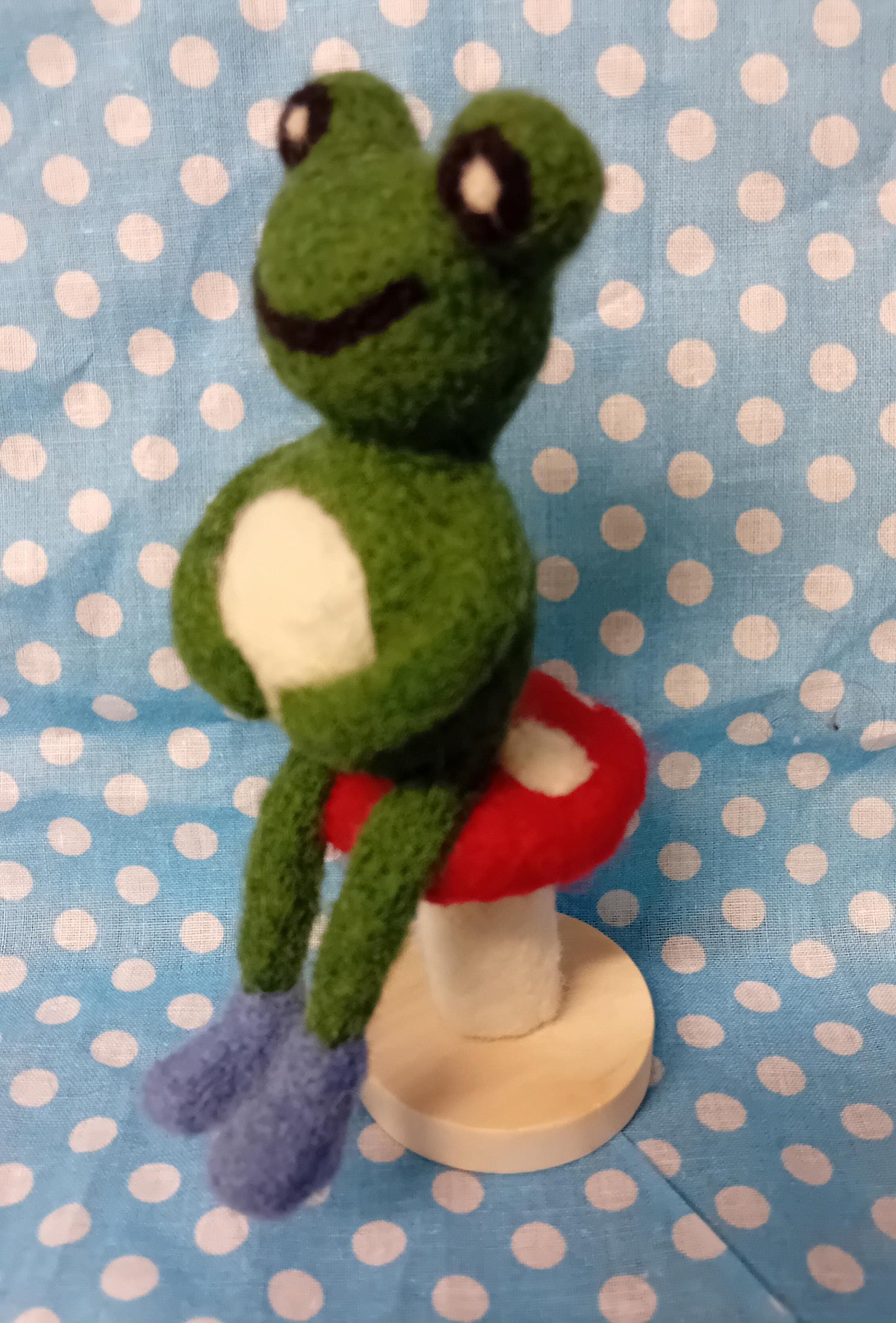 Needlefelt frog on a toadstool,mushroom. unique gift for fathers day,dad,mum, nan, auntie uncle teacher gift . frog gifts