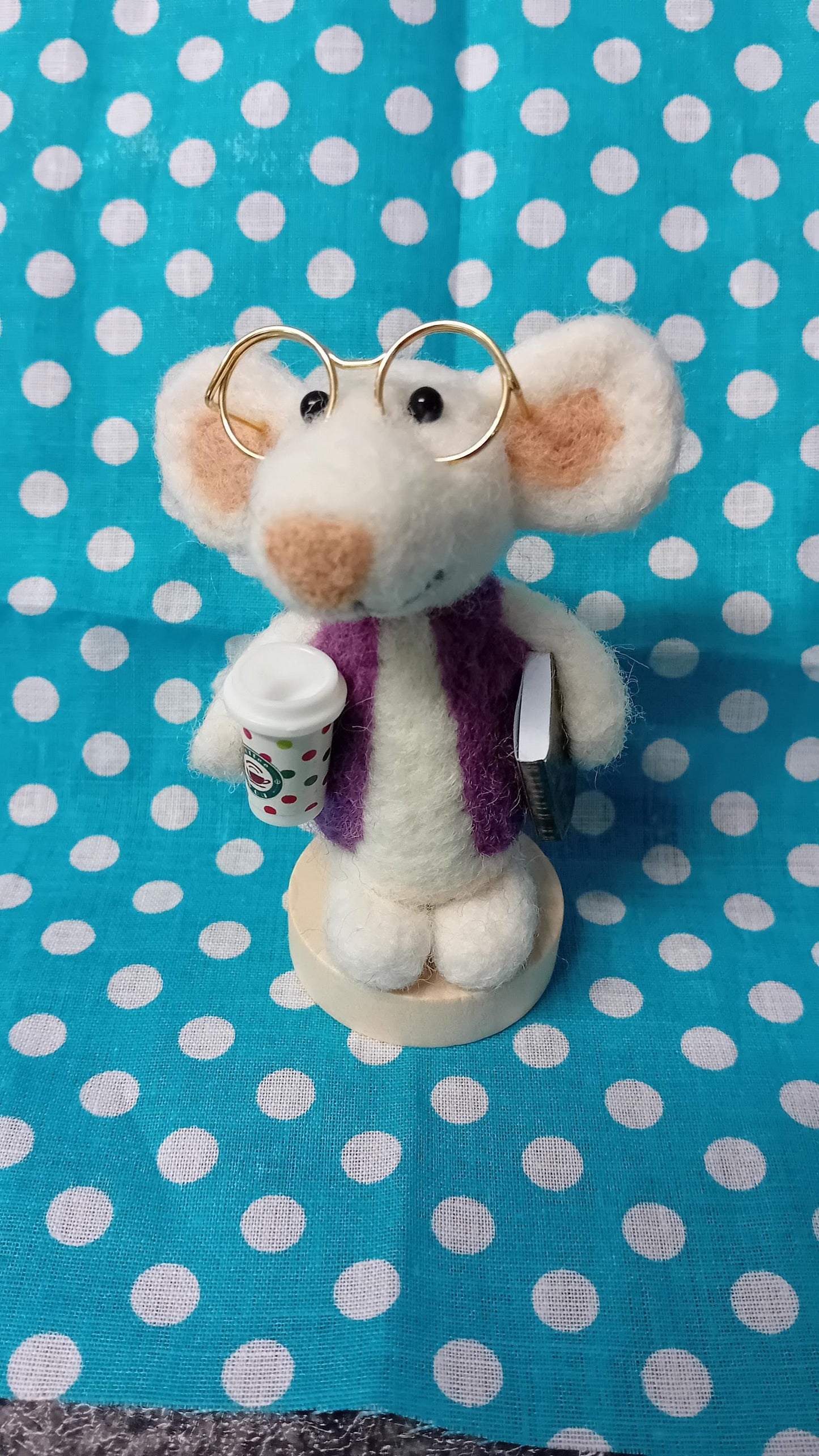 Needlefelt mouse. teacher mouse. coffee,books, mouse mice gifts for mum dad teacher student nan grandma, mice gifts.
