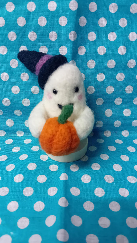 Needlefelt Ghost with Pumpkin: Halloween Decor