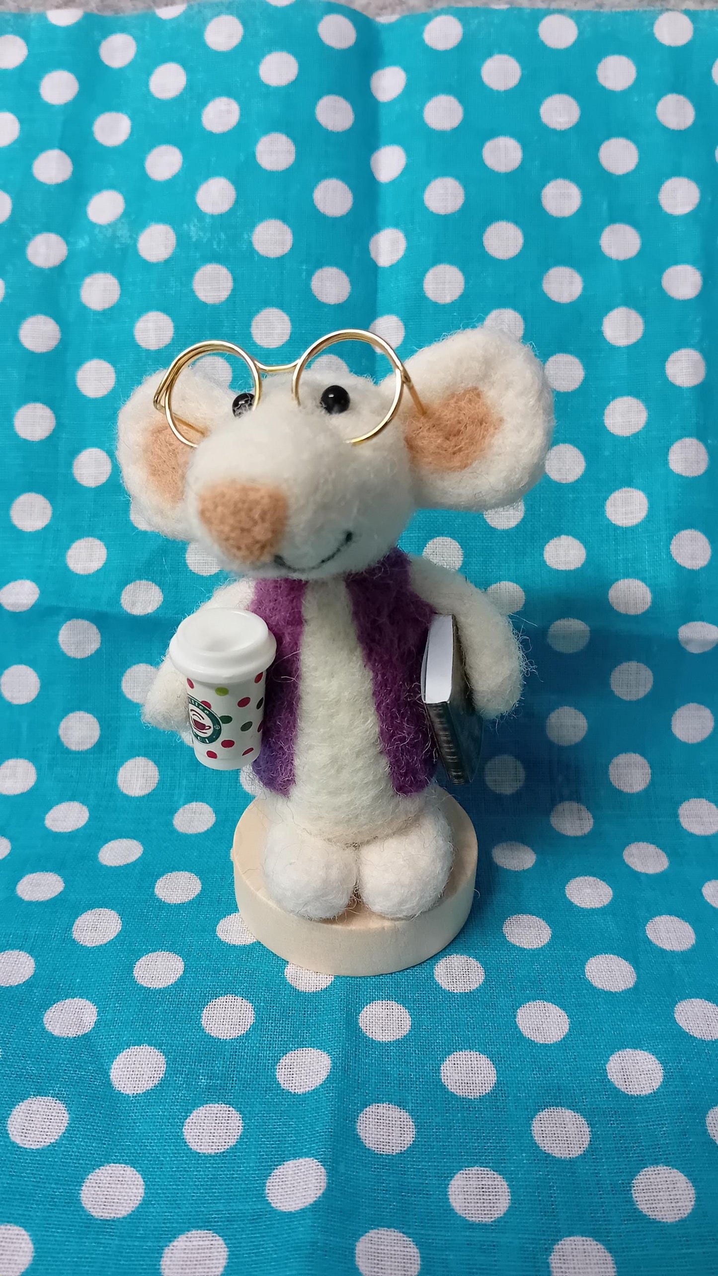 Needlefelt mouse. teacher mouse. coffee,books, mouse mice gifts for mum dad teacher student nan grandma, mice gifts.
