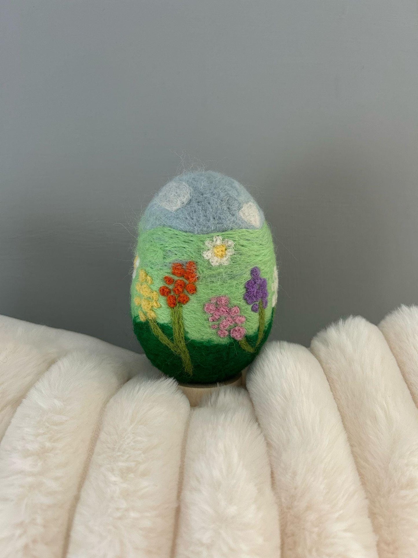 Needlefelt Flower Egg Gift: Handmade Wool Decoration